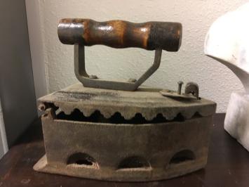 Klassisches Eisen - Kohlemodell - original und authentisch (21x19x11 cm)